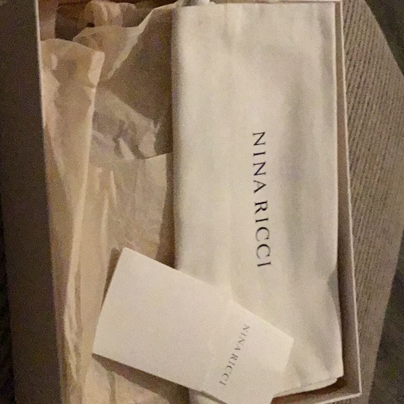 Nina Ricci women’s bi-color pump - Picture 9 of 9